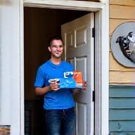 Kaku Cleanのスタッフがスニーカーを集荷する様子