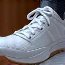 防水加工と最終仕上げを施すスニーカー