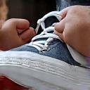 スニーカーの細部修復と補色作業